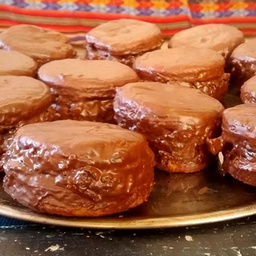 Alfajor algarroba cubierto de chocolate y relleno de naranja - VEGANO - Unidad - Karu